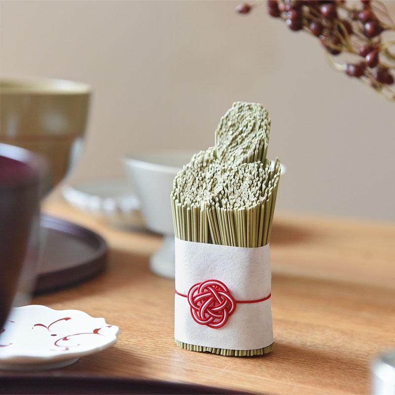 新年の福を呼び込む い草の門松／shesay