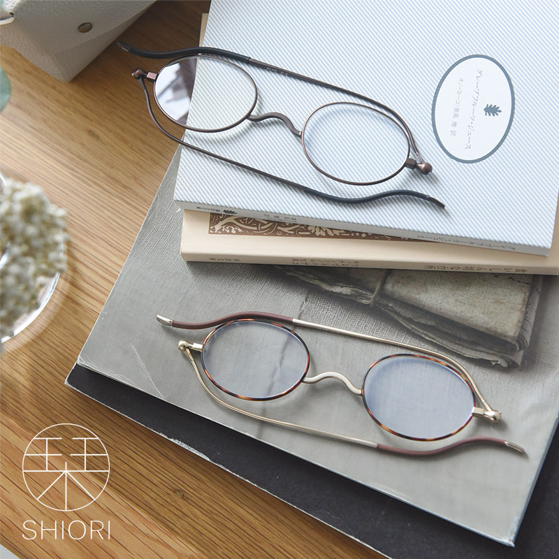 栞のように薄い スリムに持ち運べるリーディンググラス 老眼鏡／SHIORI 栞