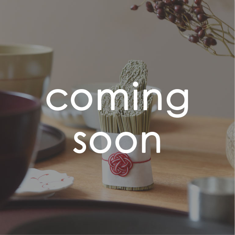 新年の福を呼び込む い草の門松／shesay