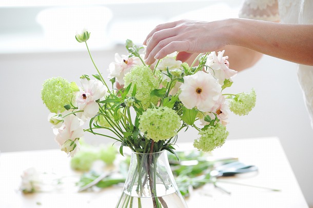 フラワーデザイナー石井千花さんに聞く お花のお手入れと飾り方のコツ 2 お花ってどう組み合わせればいいの アンジェ日々のコラム