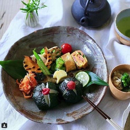 インスタグラマーさんの彩り豊かな食卓のヒミツって？手のひらサイズの花器を飾ろう