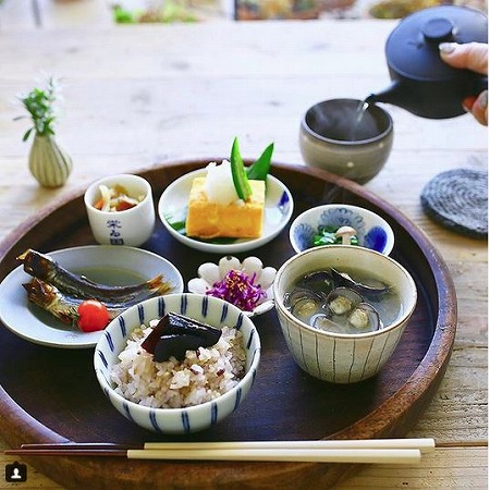 インスタグラマーさんの彩り豊かな食卓のヒミツって？手のひらサイズの花器を飾ろう