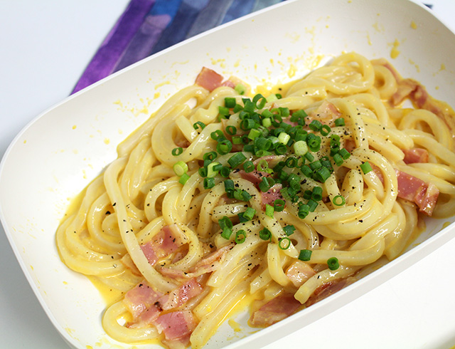 冷凍うどんはレンチンで！湯がかずに作る絶品カルボナーラうどん