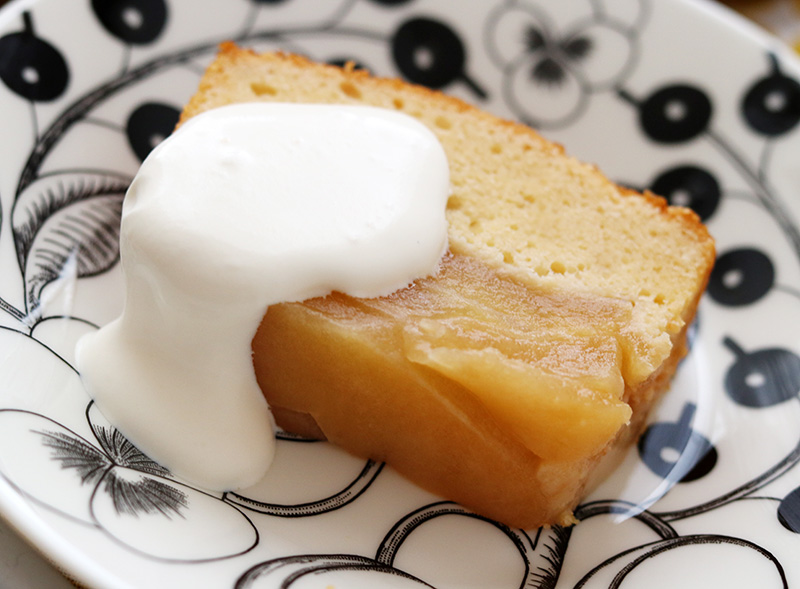 季節の林檎がたっぷり！タルトタタン風「林檎のパウンドケーキ」