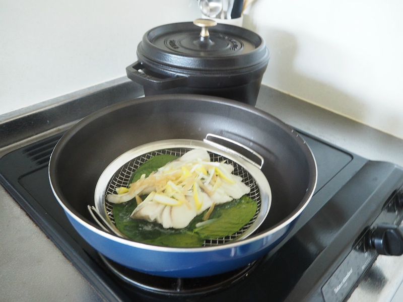 蒸し料理を身近に。平日の料理がラクに楽しくなる、家事問屋の「蒸しかご」