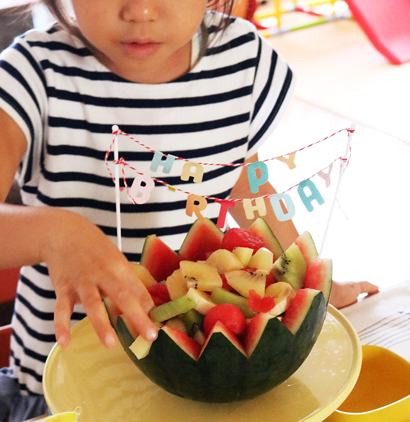 夏生まれさんの誕生日に、混ぜて詰めて乗せるだけ！「簡単アイスケーキ」でお祝いしよう