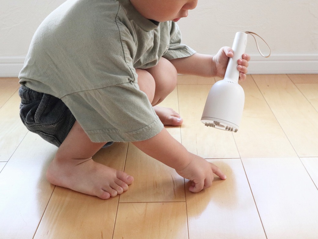 ちょこっと掃除の味方、2歳児でも使える小さな掃除機「バキューミ」