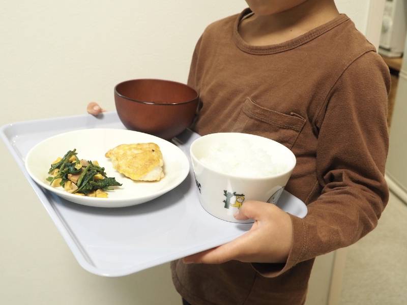 食事の準備が快適になる！大人から子どもまで使える「電子レンジで熱くならないトレイ」