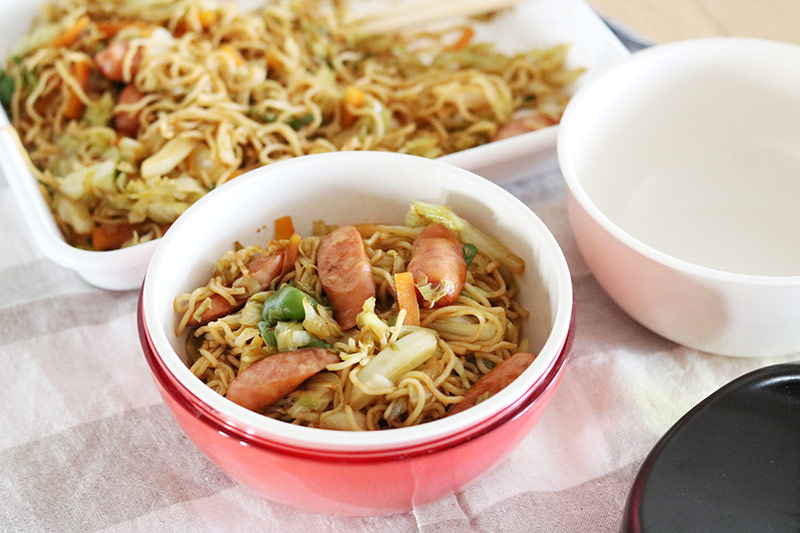 麺をローテーション入りさせて負担軽減！「焼きそば学童弁当」