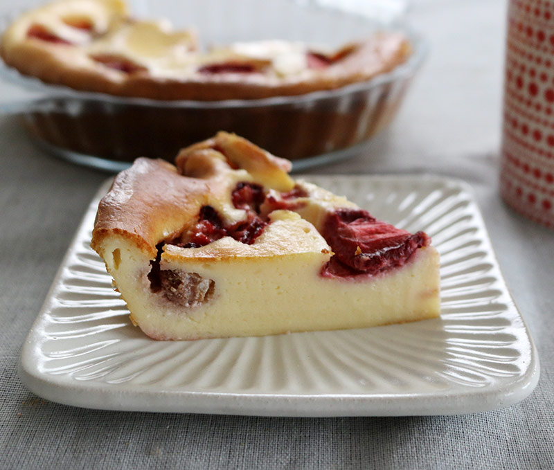 バレンタインに作ろう！苺トッピングで甘酸っぱい「ホワイトチョコチーズケーキ」