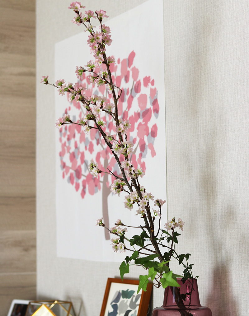 お部屋に一足早く春を呼び込む。北欧ライクで飾りやすい「桜のタペストリー」