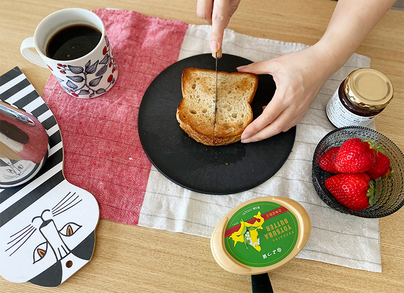 テーブルでのカットにはコレ！「つばめのナイフ」＆「チョップレート」のダブル使いで食卓をもっと便利で豊かに