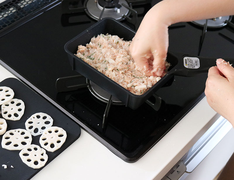 省スペースだけじゃない！蓋があるからお弁当、朝食などマルチに使える、「スット四角いちょこっとフライパン」