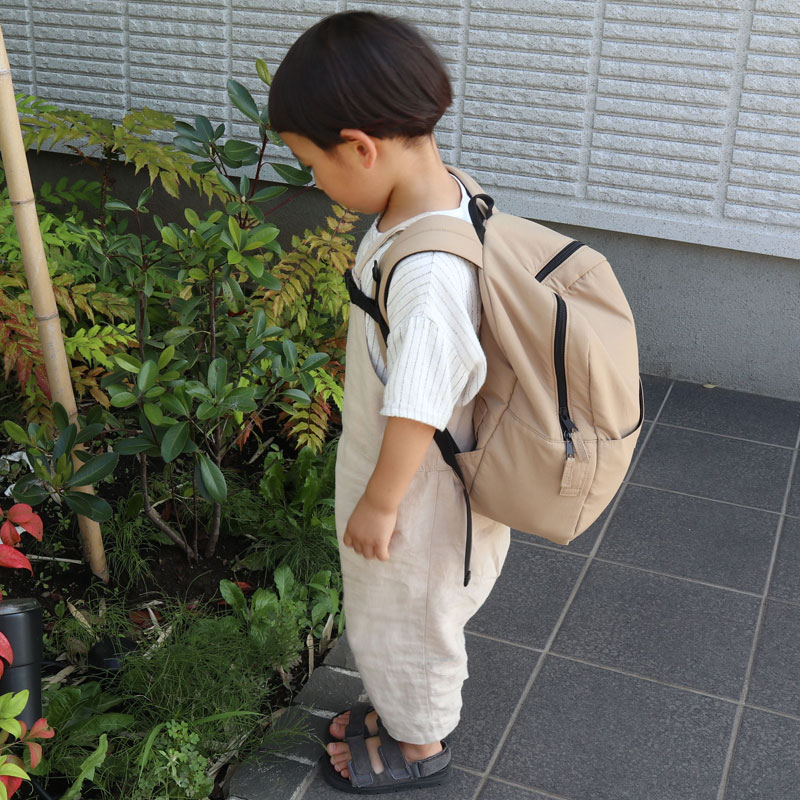 子どもと一緒の夏のお出かけ、帰省は「自分で持てるマイリュック」で！通園以外もマルチに使える3wayリュック