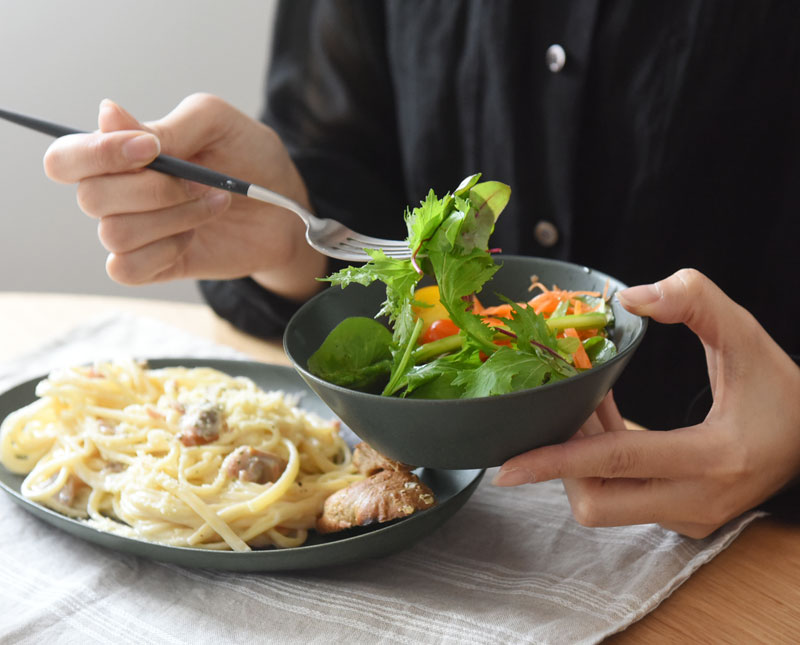 オーバルを加えたら、食卓がこなれた雰囲気に。デイリーに使える「bon moment 陶器シリーズ」新登場