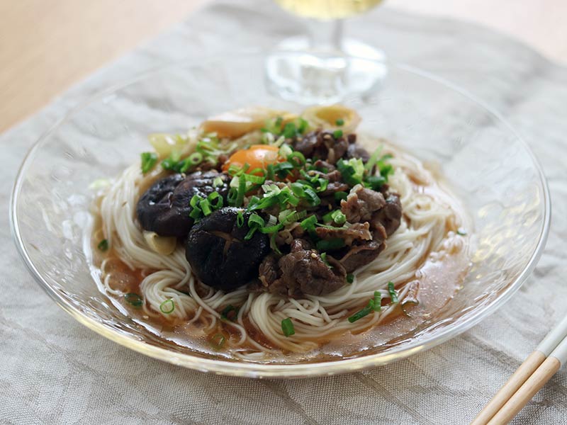 つけだれアレンジ、ぶっかけ素麺、変化とうつわで楽しむ夏の素麺レシピ