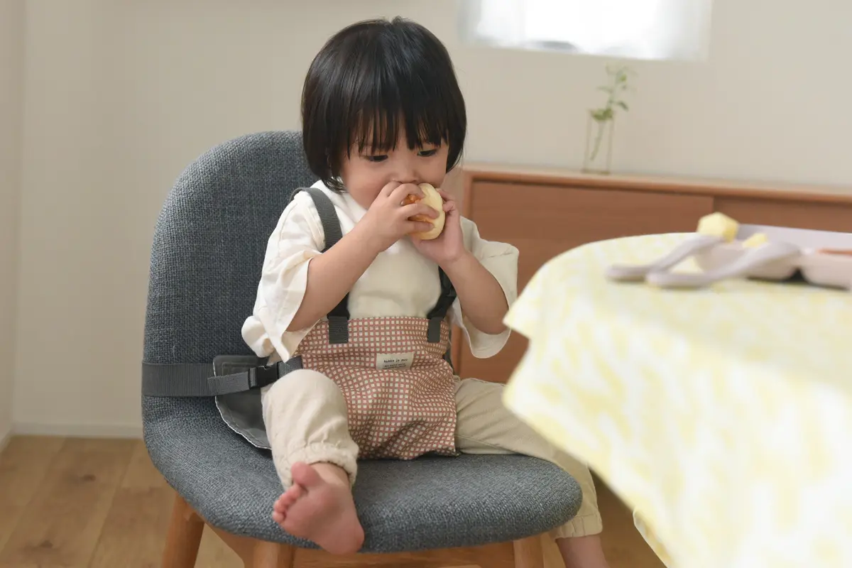 【夏の旅行にも◎】ベビーとの外食をもっと自由に楽しもう！子ども椅子がないお店でも安心の「チェアベルト」がNEW登場