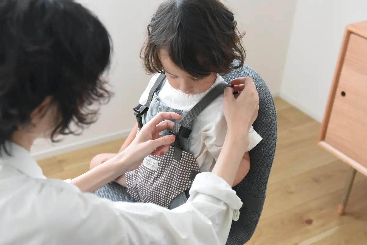 【夏の旅行にも◎】ベビーとの外食をもっと自由に楽しもう！子ども椅子がないお店でも安心の「チェアベルト」がNEW登場