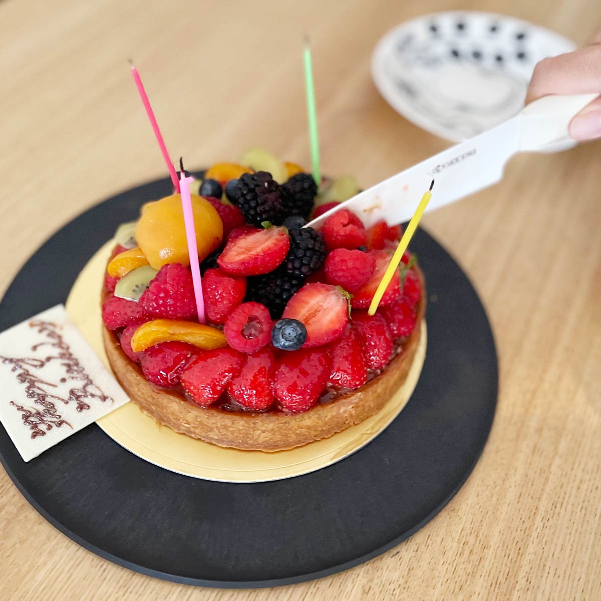 「ホールケーキ」を乗せるお皿問題これで解決！まな板になるお皿「チョップレート」をお祝いの主役使いに