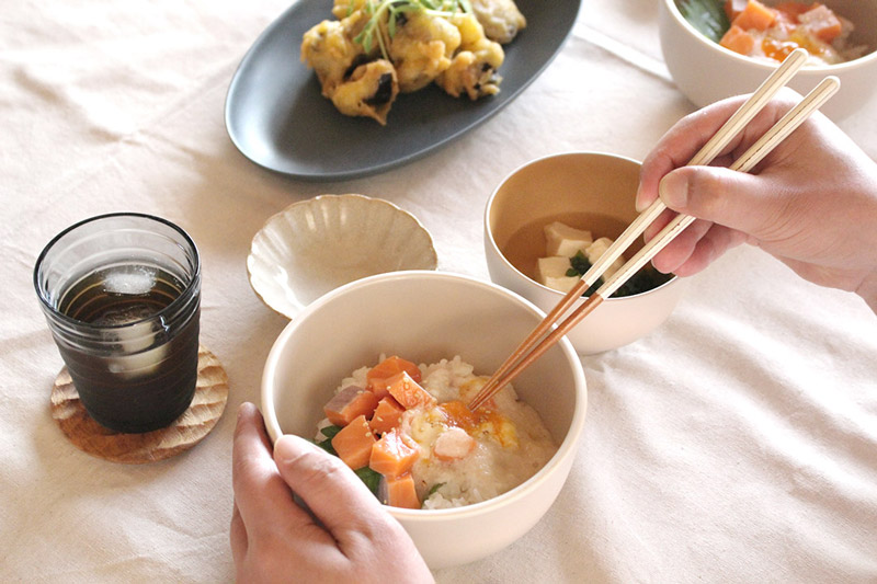 ひんやり麺が映える！夏の食卓の盛り上げに「割れないそば皿＆そば猪口」