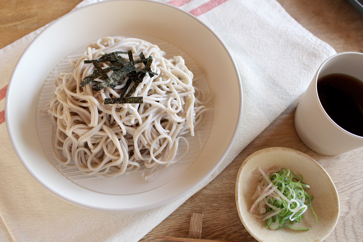 ひんやり麺が映える！夏の食卓の盛り上げに「割れないそば皿＆そば猪口」