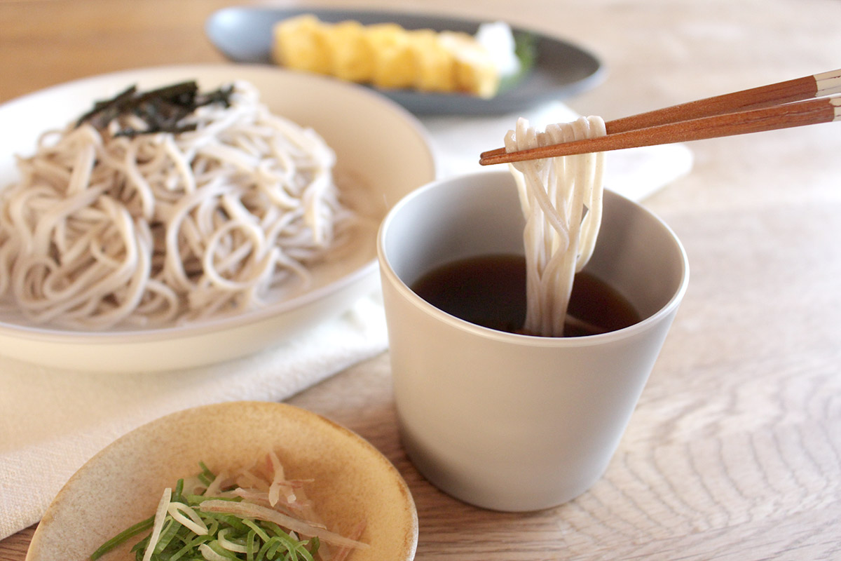 ひんやり麺が映える！夏の食卓の盛り上げに「割れないそば皿＆そば猪口」