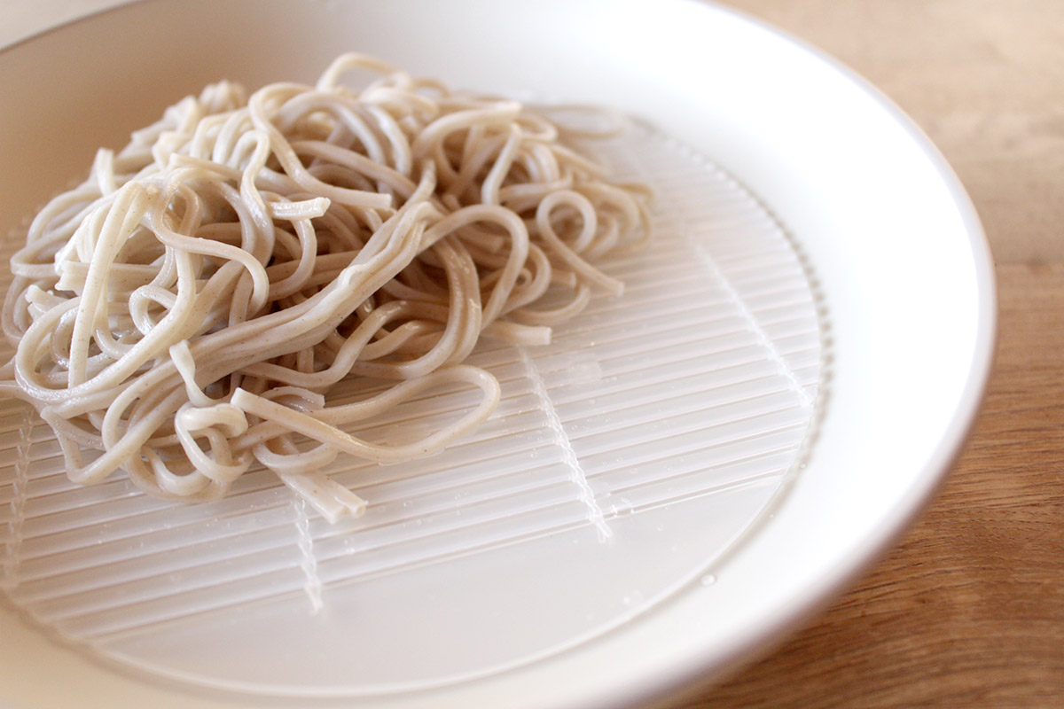 ひんやり麺が映える！夏の食卓の盛り上げに「割れないそば皿＆そば猪口」