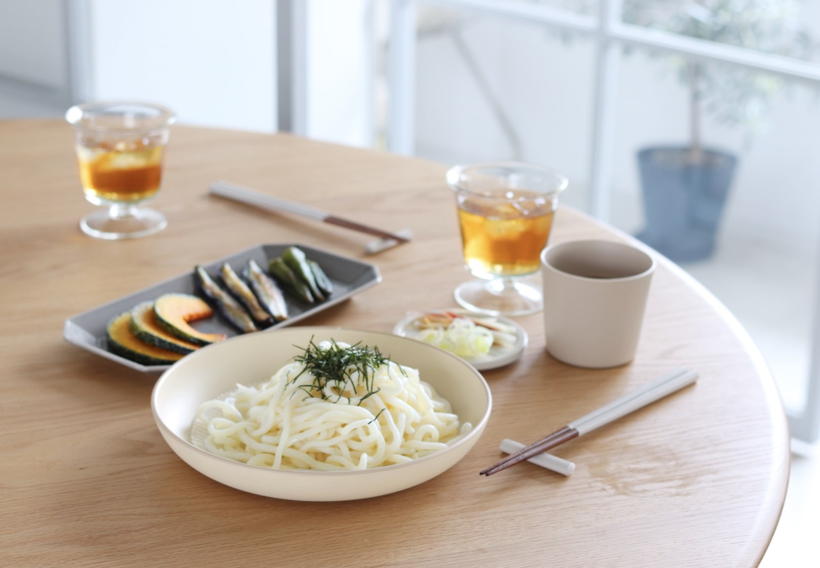 冷たい麺が美味しい季節！軽い・割れない・レンジOKで、ガンガン使えるスタメン食器のはなし【インスタグラマーさんのもの選び】