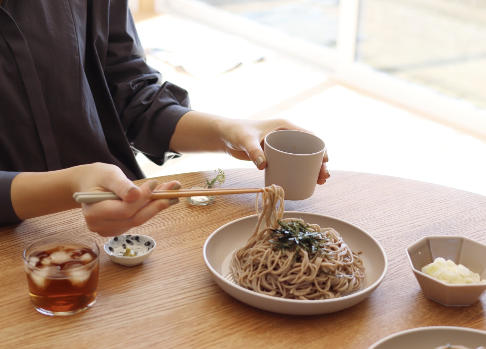 冷たい麺が美味しい季節！軽い・割れない・レンジOKで、ガンガン使えるスタメン食器のはなし【インスタグラマーさんのもの選び】