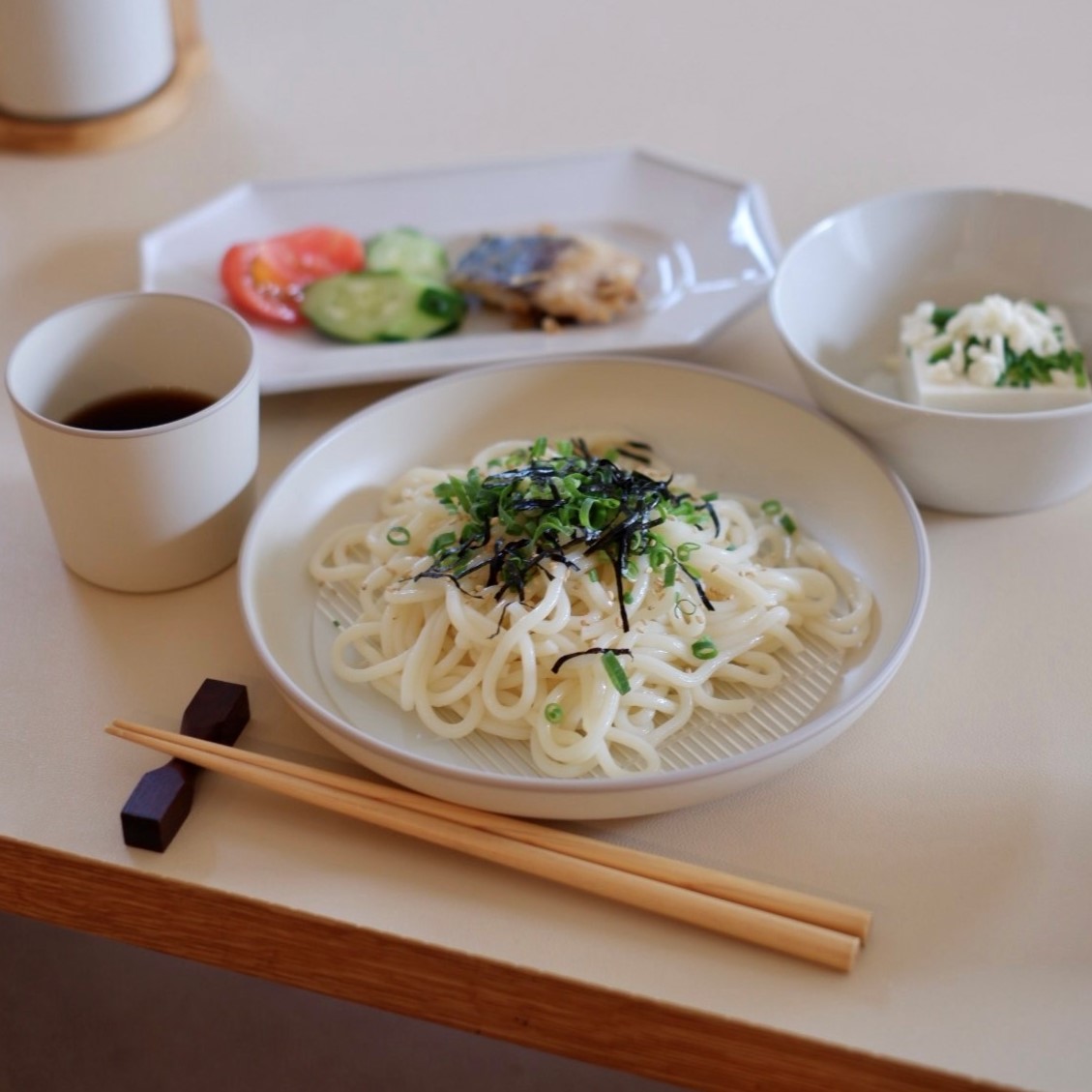 冷たい麺が美味しい季節！軽い・割れない・レンジOKで、ガンガン使えるスタメン食器のはなし【インスタグラマーさんのもの選び】