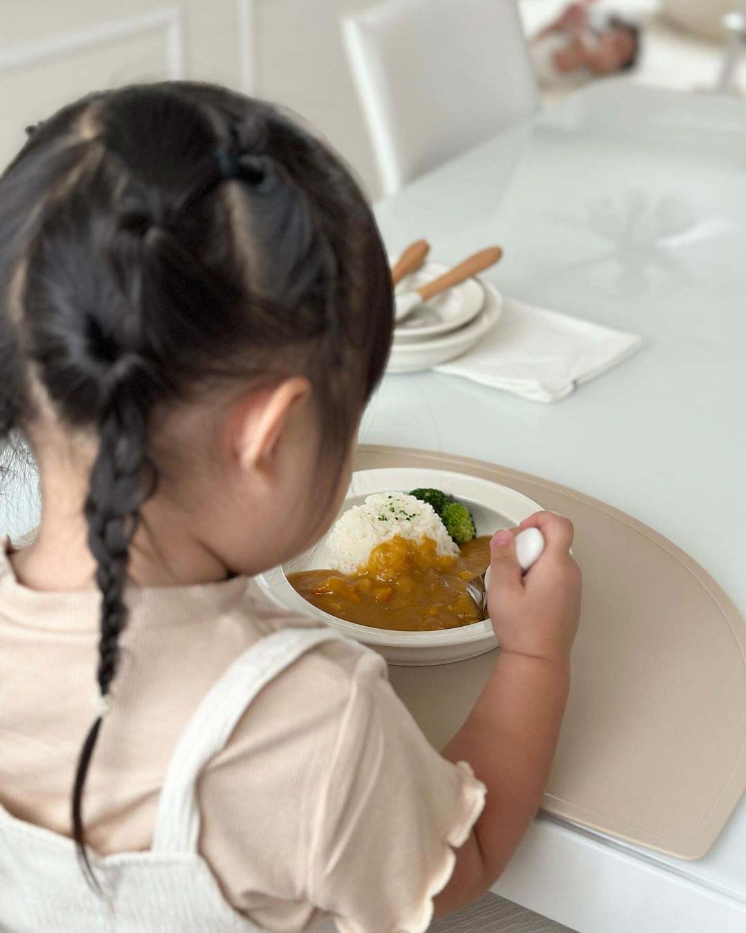 食べこぼしが減ってママも助かる！子どもとの食事に寄り添う「すくいやすうつわ」の話【インスタグラマーさんのもの選び】