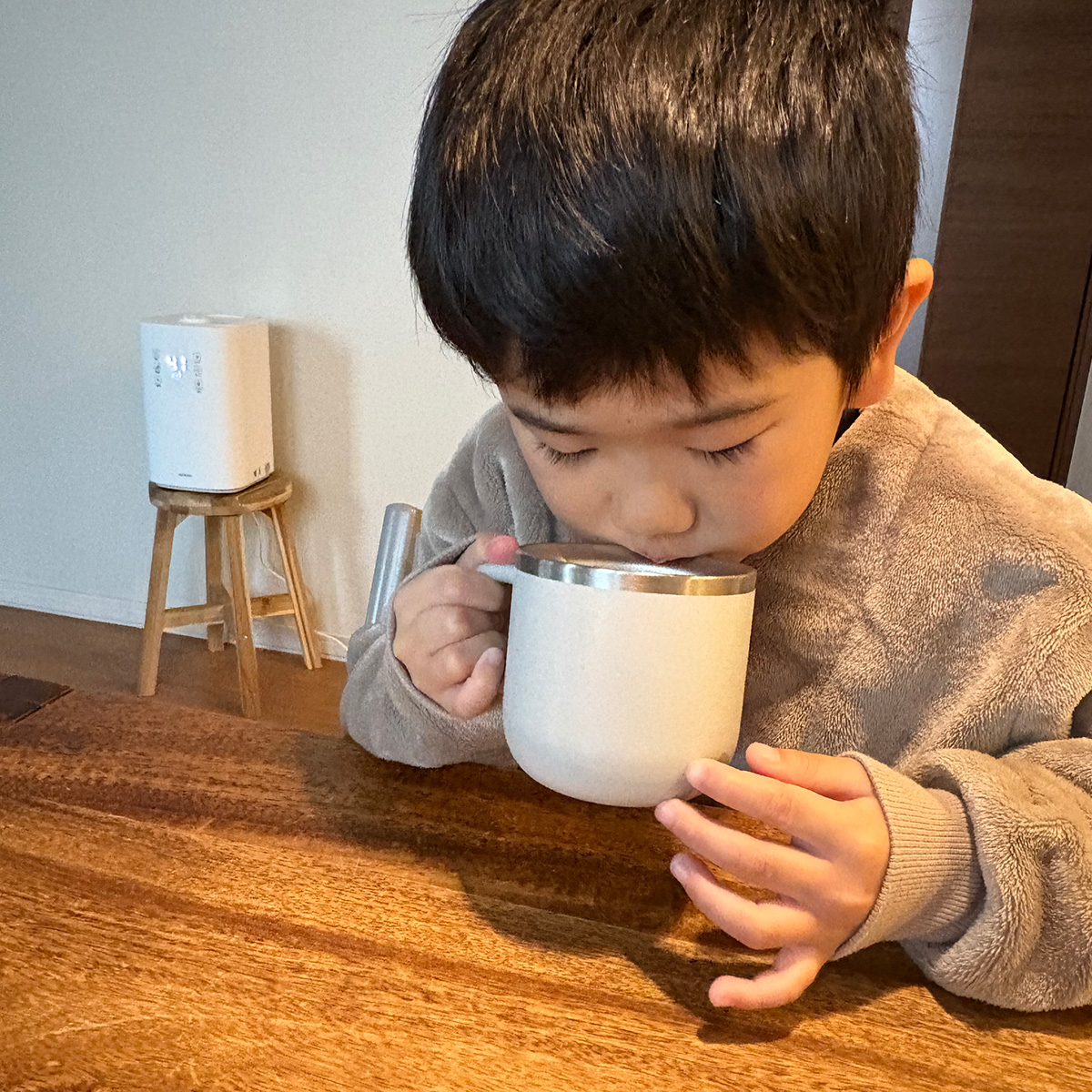 冬こそ大切な水分補給、熱々のお湯がすぐ飲み頃になる「白湯マグ」スタッフの使い方をご紹介