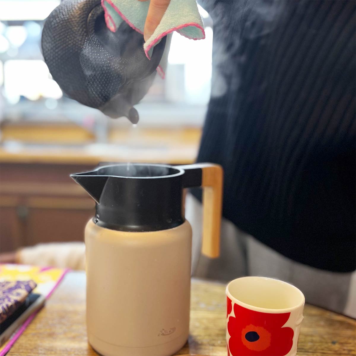 冬こそ大切な水分補給、熱々のお湯がすぐ飲み頃になる「白湯マグ」スタッフの使い方をご紹介