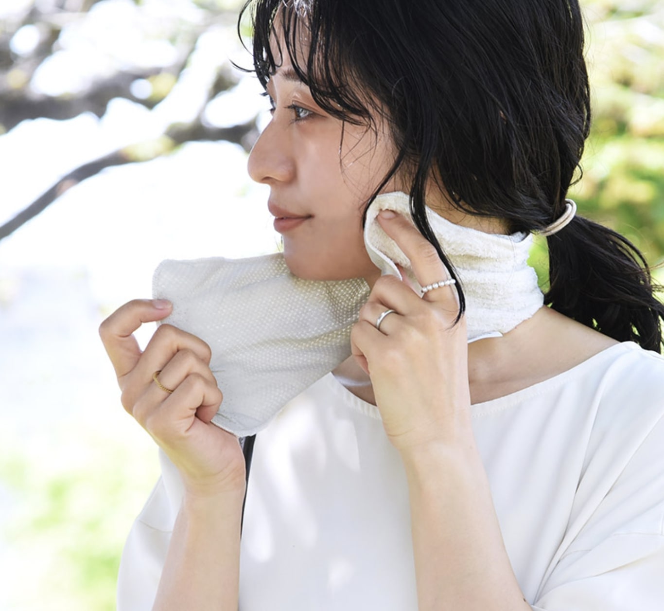 今こそ「冷感タオルハンカチ」拭くたび涼感、濡らせばもっとクール！愛用スタッフの、“こんな時に便利”レポート