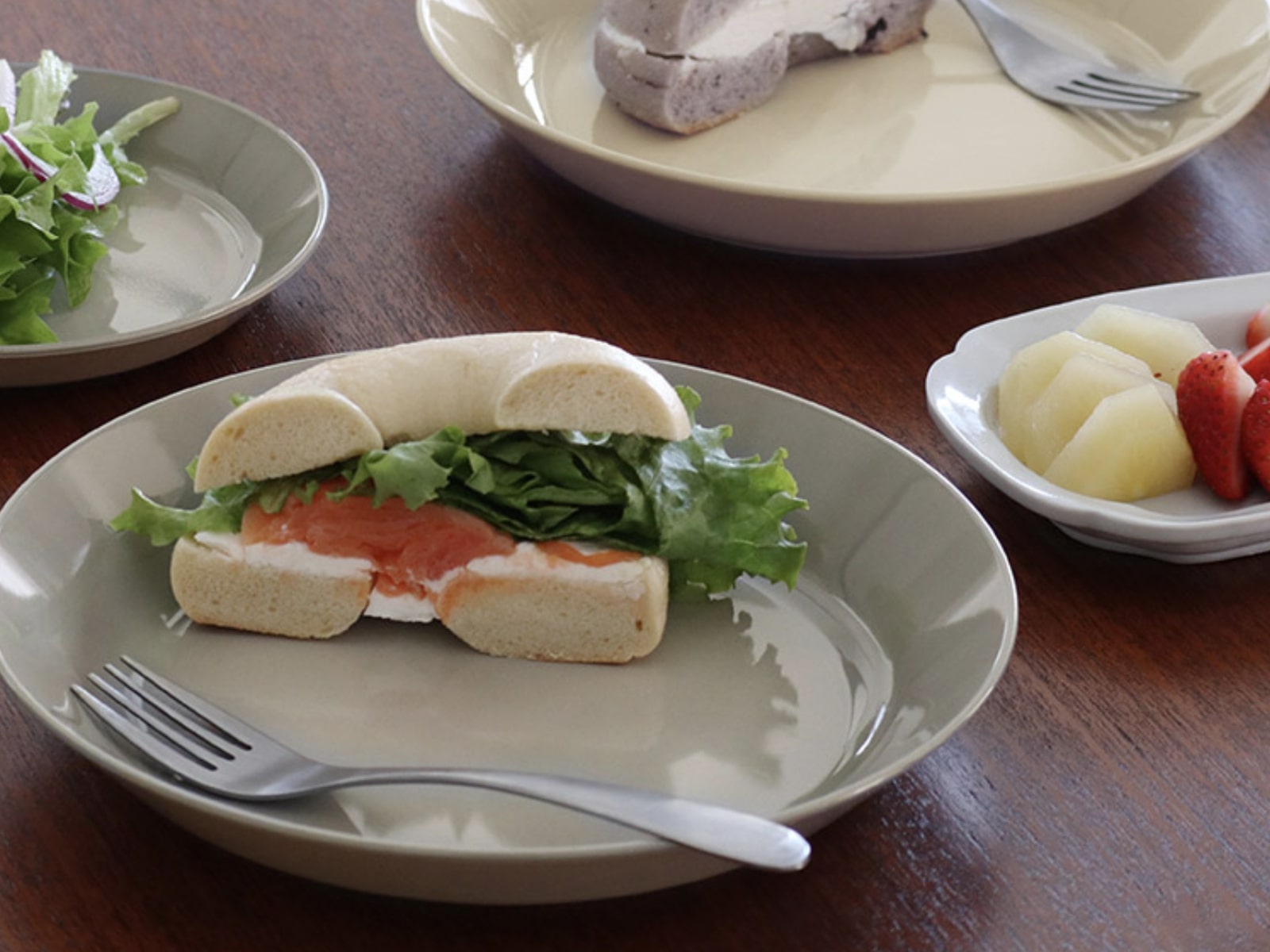 「こう見えて落としても安心！」子どもと暮らすインスタグラマーさんも太鼓判、完売人気の陶器見えプレート実用レポ