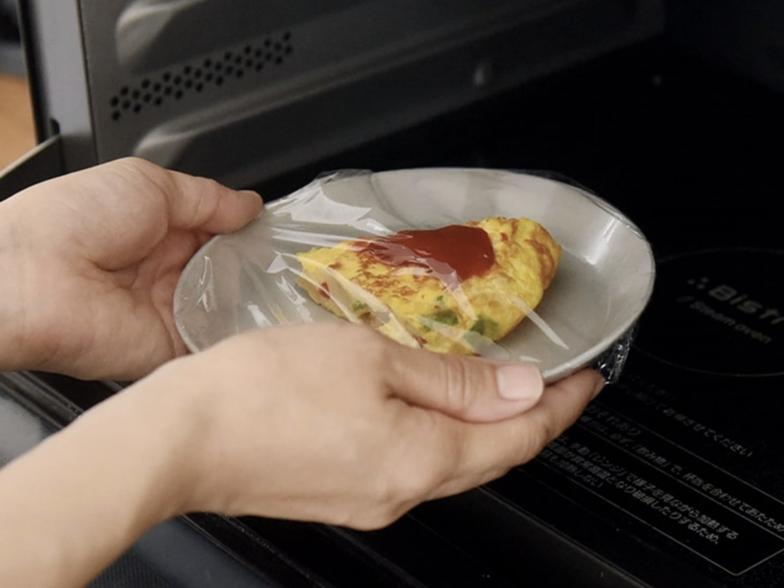 「こう見えて落としても安心！」子どもと暮らすインスタグラマーさんも太鼓判、完売人気の陶器見えプレート実用レポ