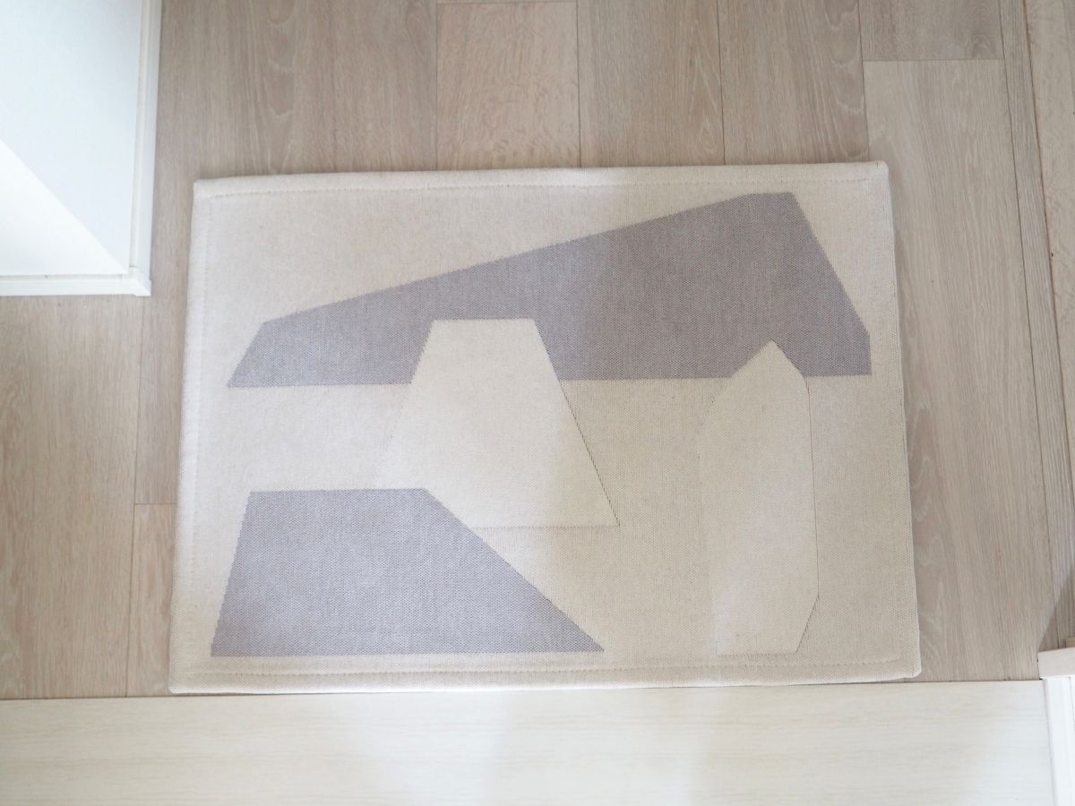 玄関に敷いたり、リビングでくつろぐときにも。「アートのようなラグマット」を暮らしに取り入れてみた話