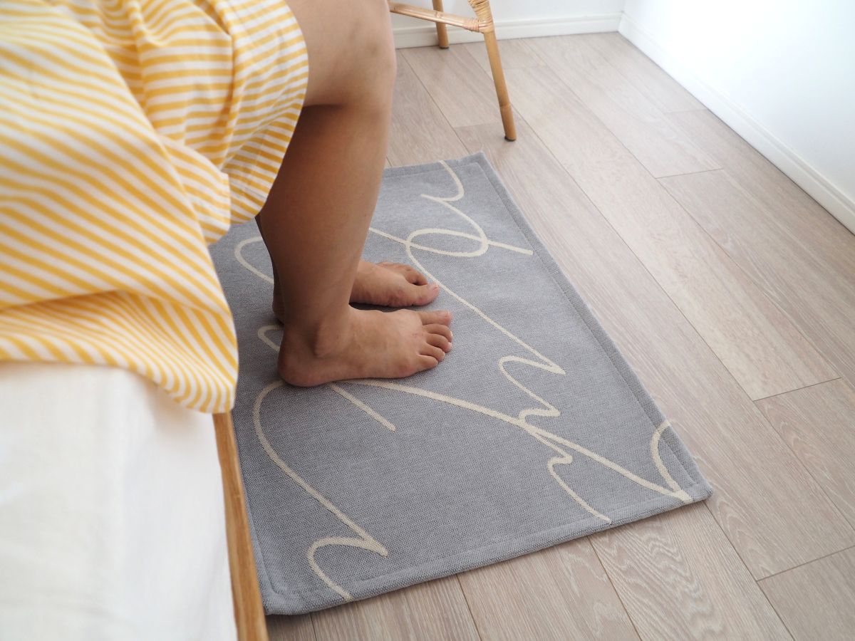玄関に敷いたり、リビングでくつろぐときにも。「アートのようなラグマット」を暮らしに取り入れてみた話