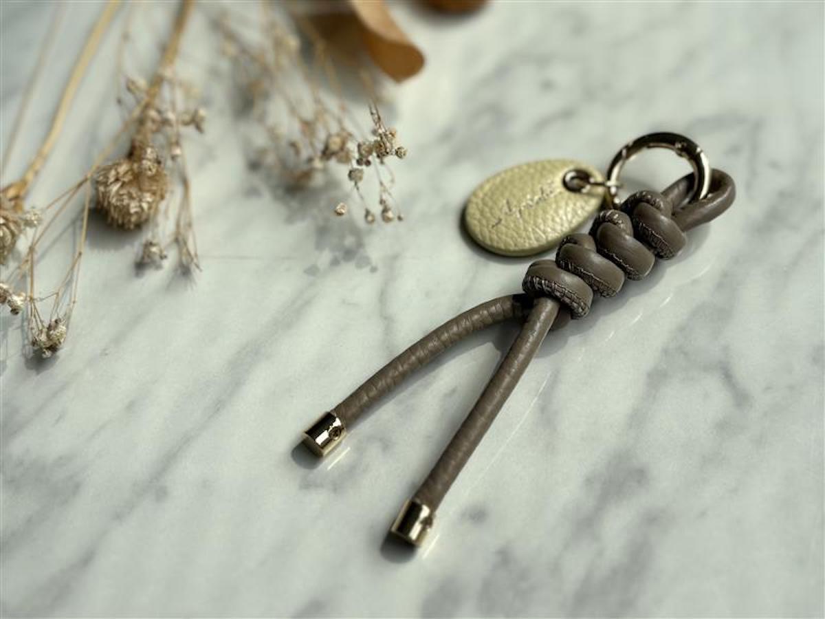 【検証】Agreable牛革チャームはどんなバッグにも合うのか!?スタッフが私物バッグで試してみました