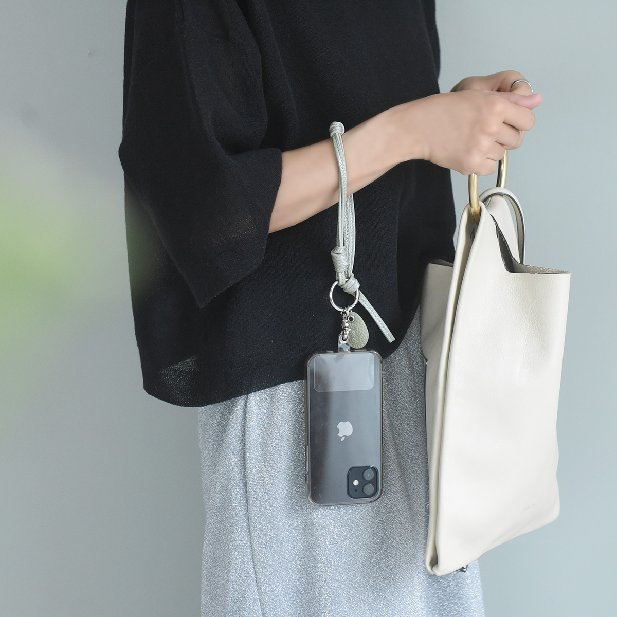 スマホは手首ぶら~んで快適に。シンプルで洗練された「本革スマホストラップ」をスタッフ続々愛用中