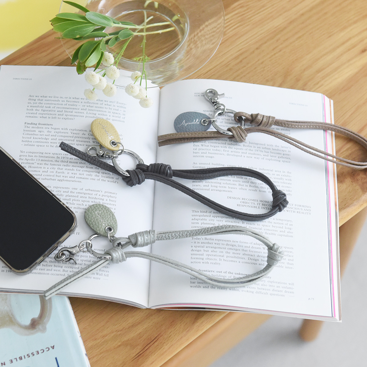 スマホは手首ぶら~んで快適に。シンプルで洗練された「本革スマホストラップ」をスタッフ続々愛用中