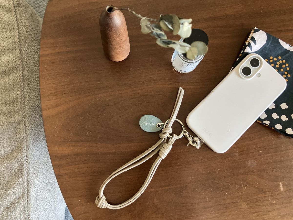 スマホは手首ぶら~んで快適に。シンプルで洗練された「本革スマホストラップ」をスタッフ続々愛用中