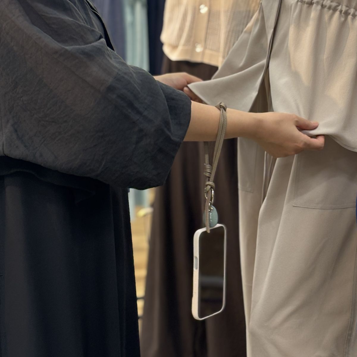 スマホは手首ぶら~んで快適に。シンプルで洗練された「本革スマホストラップ」をスタッフ続々愛用中