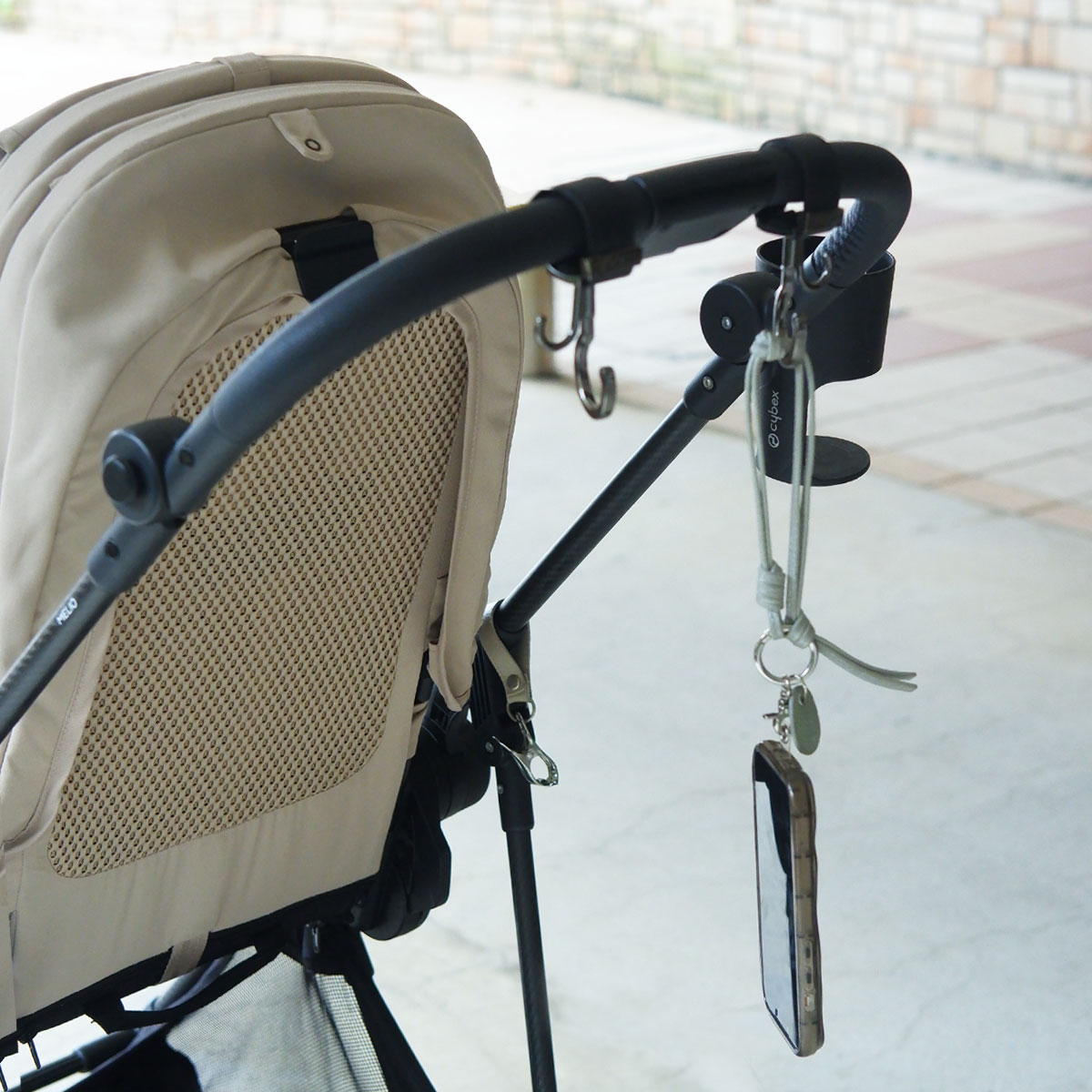 スマホは手首ぶら~んで快適に。シンプルで洗練された「本革スマホストラップ」をスタッフ続々愛用中