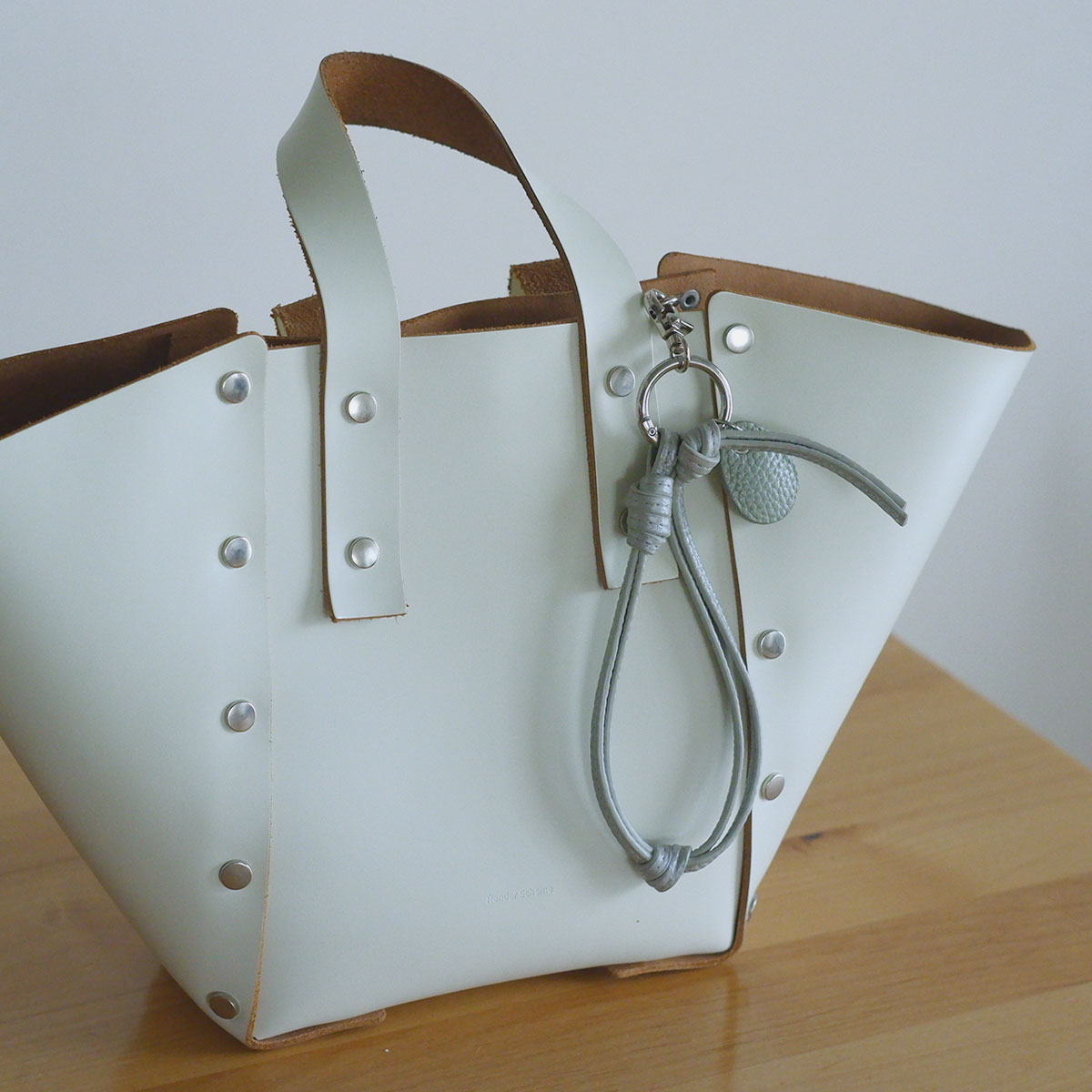 スマホは手首ぶら~んで快適に。シンプルで洗練された「本革スマホストラップ」をスタッフ続々愛用中