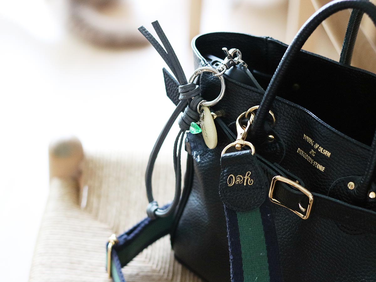 スマホは手首ぶら~んで快適に。シンプルで洗練された「本革スマホストラップ」をスタッフ続々愛用中