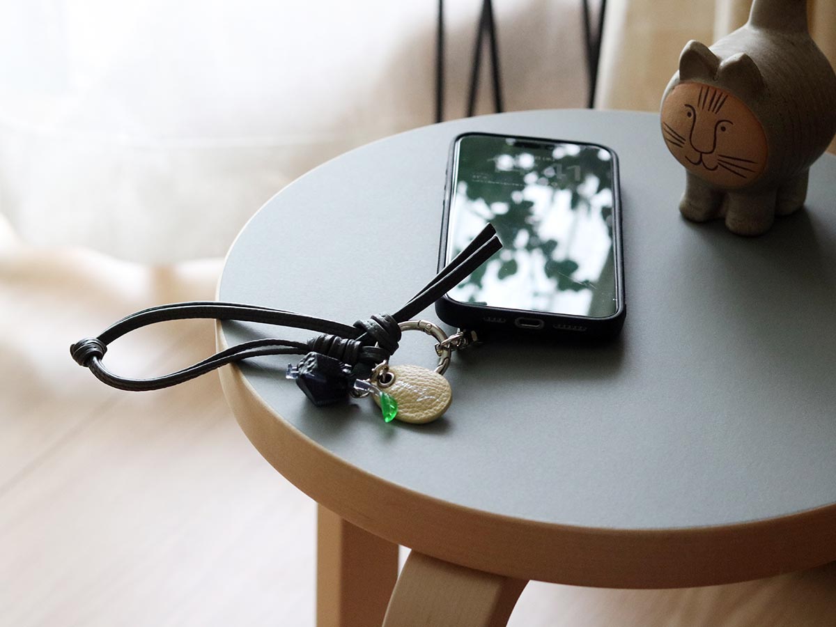 スマホは手首ぶら~んで快適に。シンプルで洗練された「本革スマホストラップ」をスタッフ続々愛用中