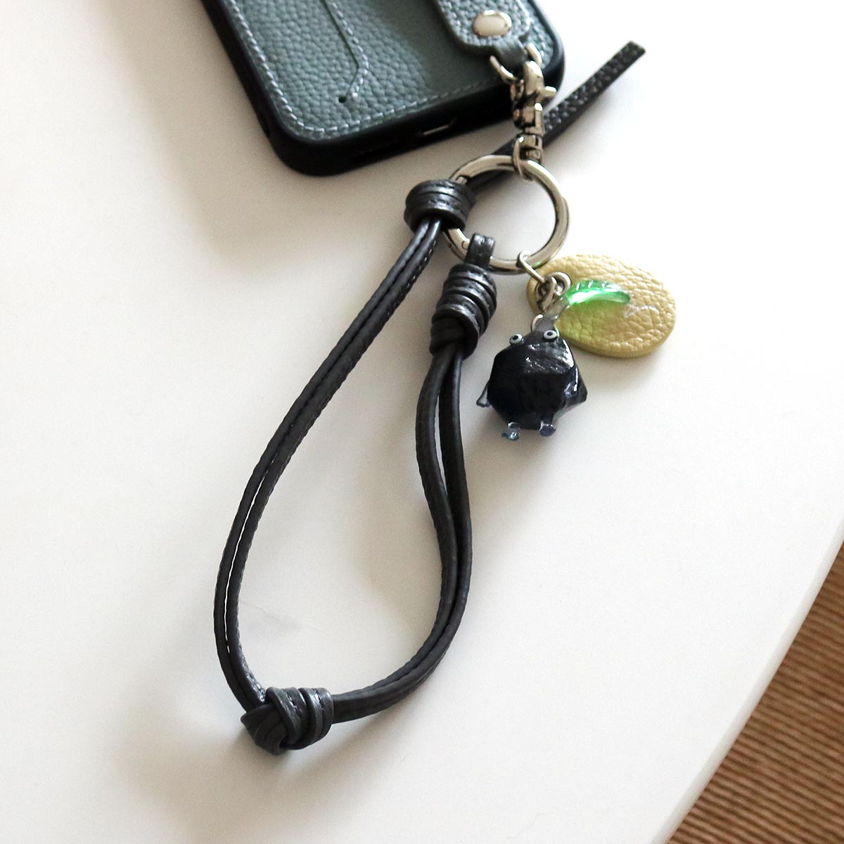 スマホは手首ぶら~んで快適に。シンプルで洗練された「本革スマホストラップ」をスタッフ続々愛用中