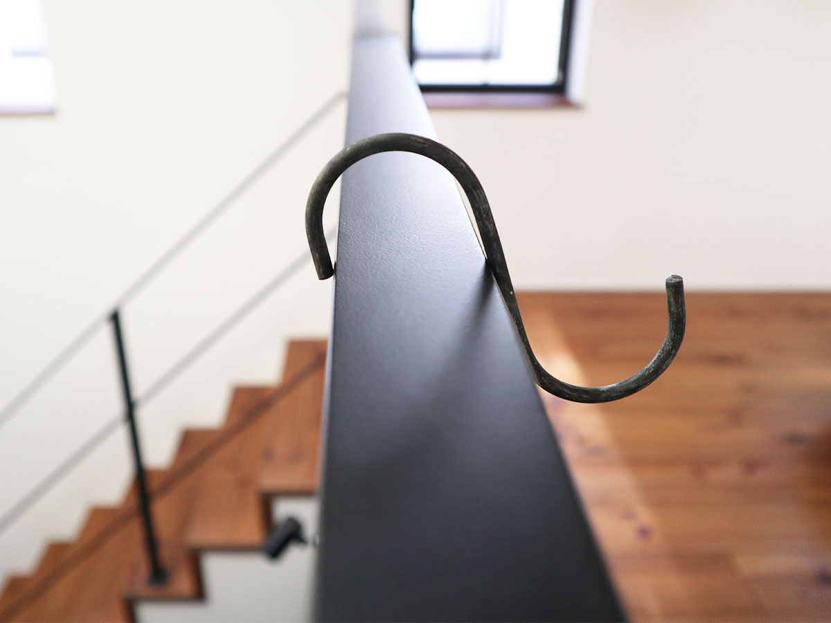 角ばった手すりや引き出しにも優しく掛けられる!「フェイクレザーのS字フック」