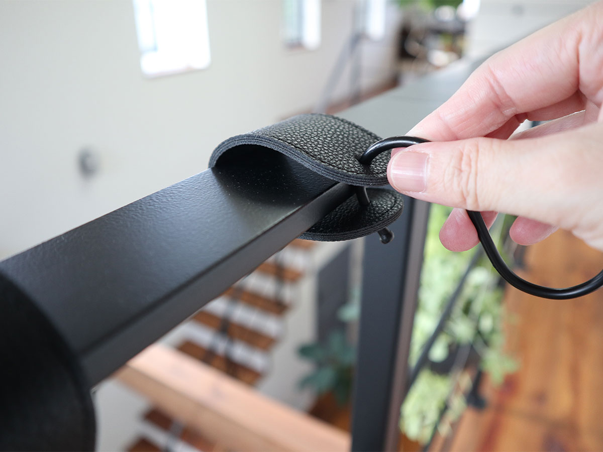 角ばった手すりや引き出しにも優しく掛けられる!「フェイクレザーのS字フック」